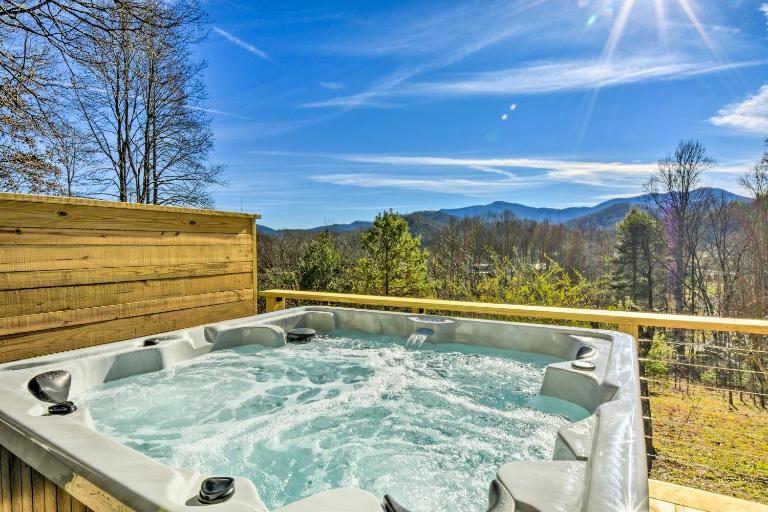 Franklin Home w/ Hot Tub & Mtn Views! - B&B Franklin