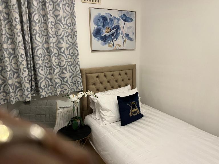 TJ Homes - Double room with Single Bed - 3 Min to Tube station - London - Bed and Breakfast Ruislip