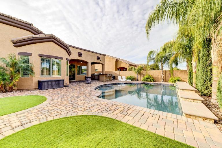 Pool, BBQ & Bar: Family Home in Queen Creek - B&B Queen Creek