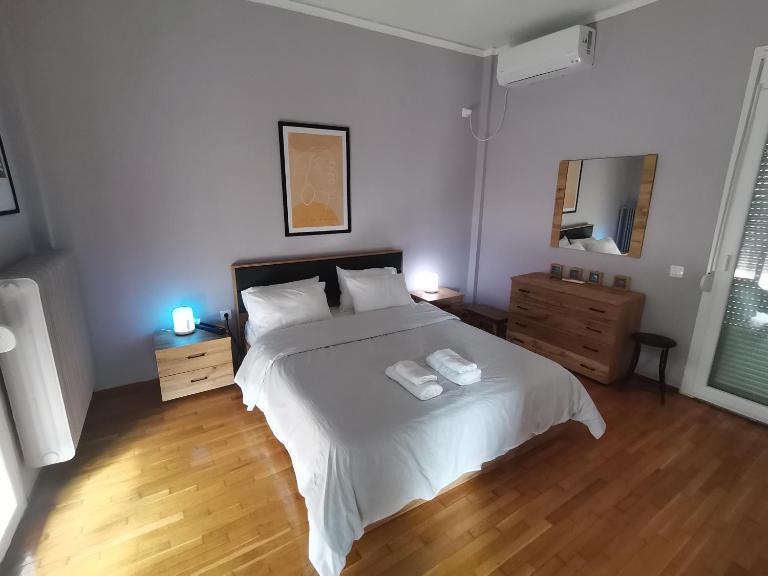 Penthouse spacious w super wifi & terrace, 2 min from metro - B&B Atene