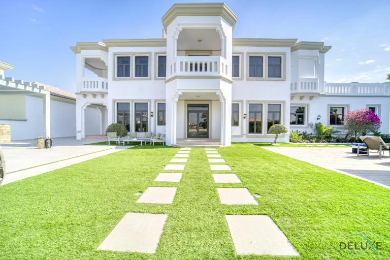 Signature 6BR Villa with Assistant Room and Private Pool in Frond F Palm Jumeirah by Deluxe Holiday Homes - B&B Dubai