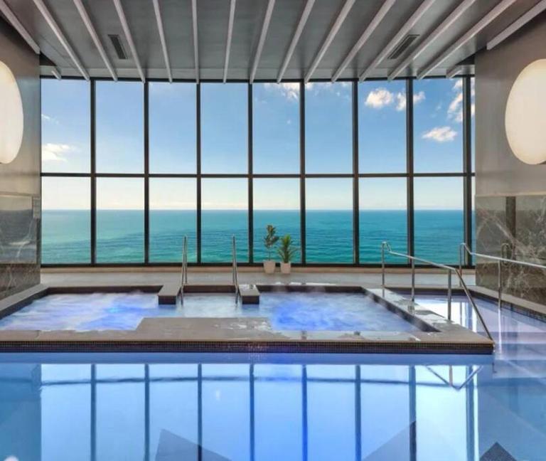 Surfers Paradise New Beachfront Apartments - B&B Gold Coast
