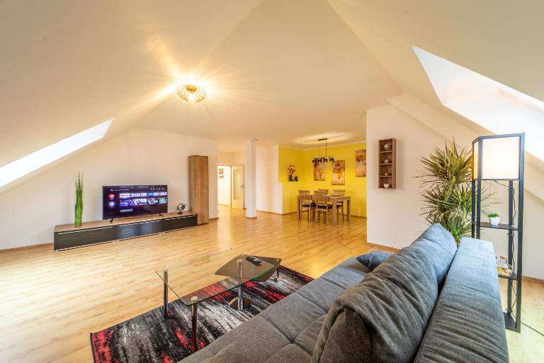 Moderne Dachgeschosswohnung - Parkplatz - Waschmaschine - B&B Coburgo