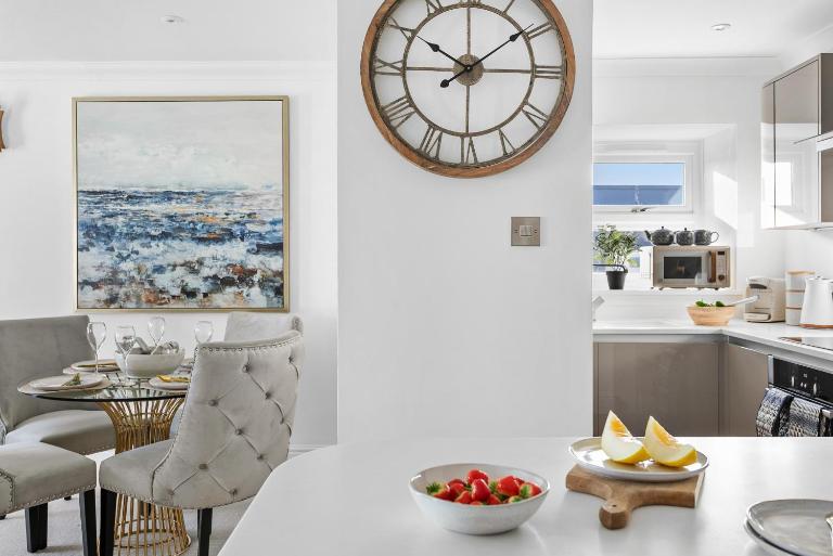 The Seaview Suites and Ground Floor Suite at The Corbyn Apartments - Bed and Breakfast Torquay