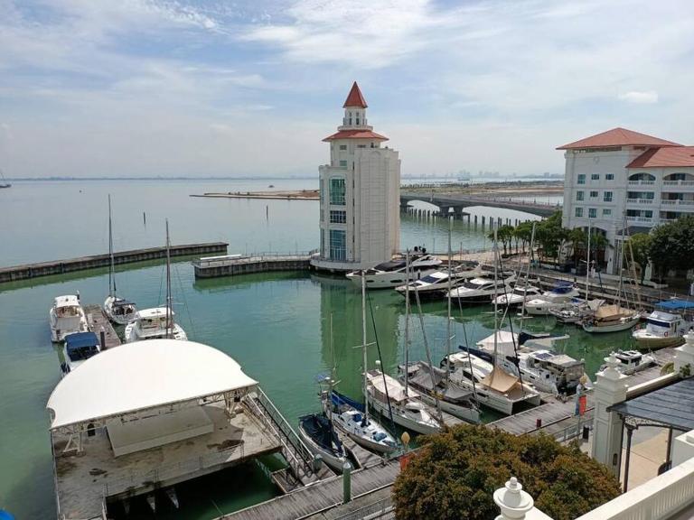 Lucky Waterfront at Straits Quay Seaview or Non - Bed and Breakfast Bagan Jermal