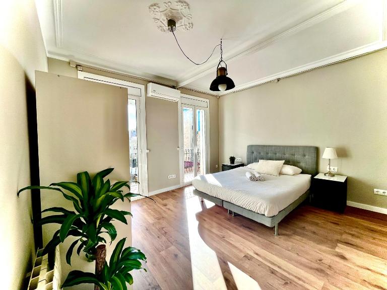 Sunny apartment Gracia - Joanic Renovated - B&B Barcellona
