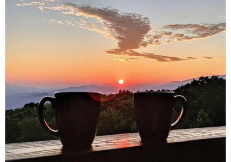 WOW Views!!-Mountain Escape-Outdoor Pool-Close to Downtown-WiFi-Cable-Private Balcony - B&B Gatlinburg
