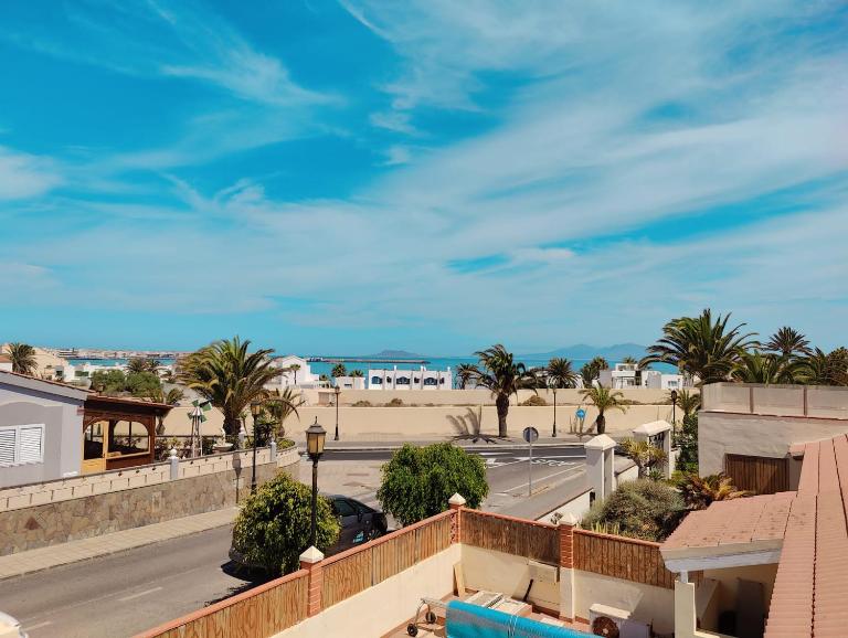 Private villa with heated pool & terrace see view - B&B Corralejo