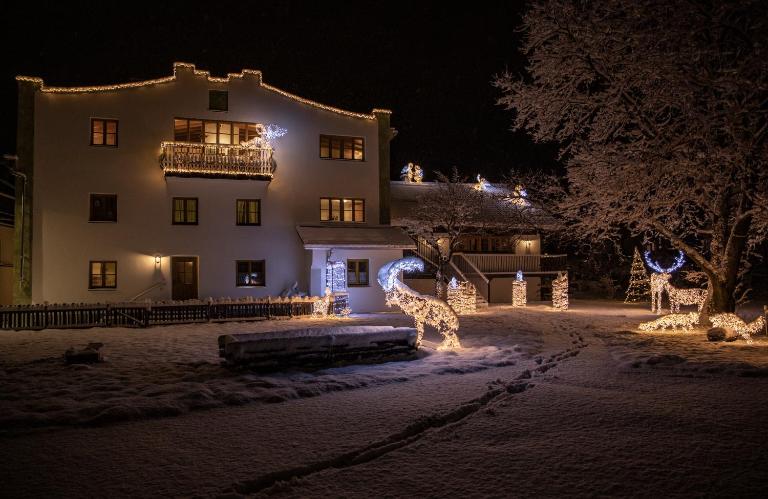 Stadlchalet - Bed and Breakfast Ried im Oberinntal