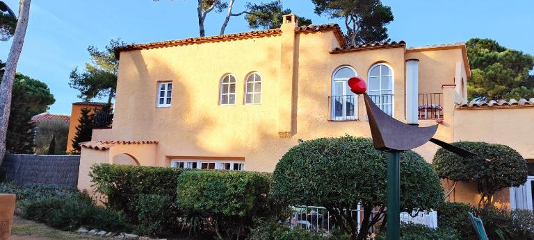 Casa con jardín a 30 metros de la playa. AT. - B&B Palamós
