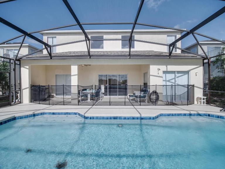 Sunny, Family-Friendly Villa with Large Pool in Gated Community Near Disney - Bed and Breakfast Davenport