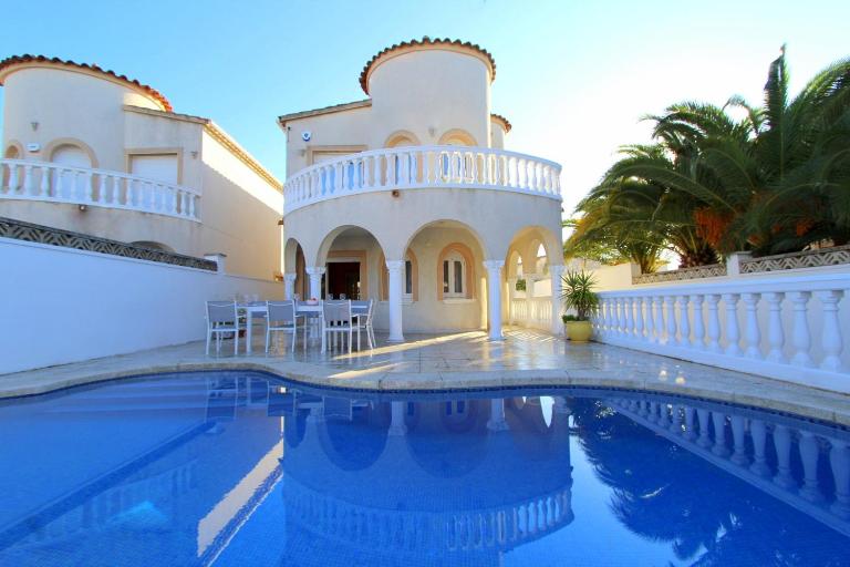 LEON INMO Casa Roma - 12724 - Chambres d'hôtes Empuriabrava