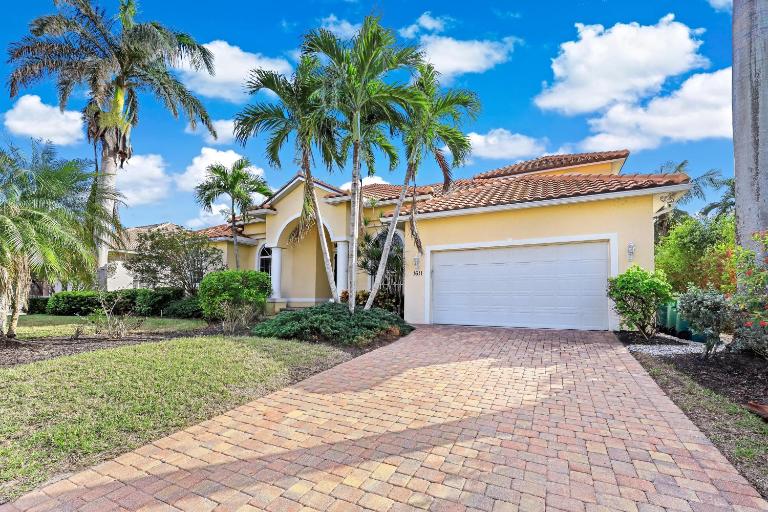 Large waterfront home with all-day sun on pool - B&B Marco Island