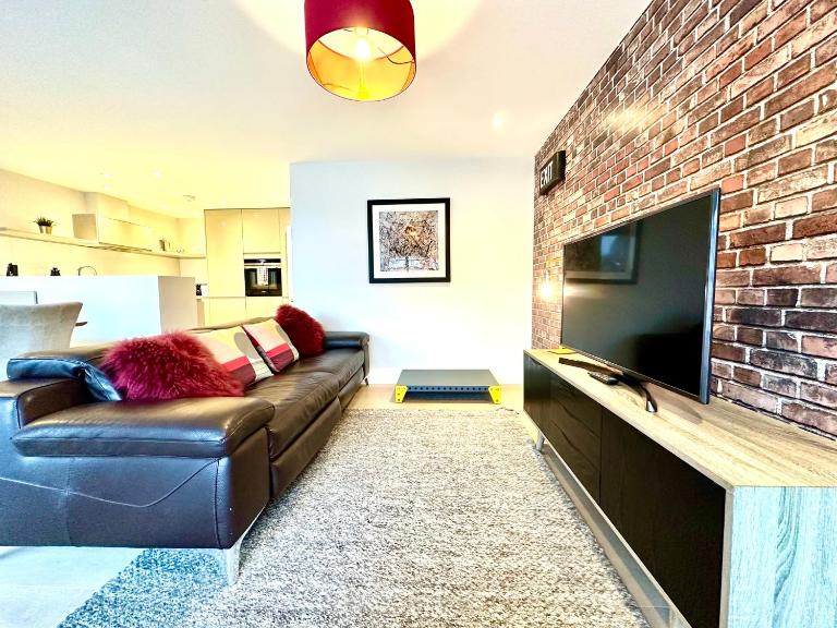 Beautiful New 2 Bedroom Apartment - Next to the Beach - Great Location - FREE Parking - Fast WiFi - Smart TV - sleeps up to 4! Close to Purbeck, Corfe Castle, Sandbanks, Poole & Bournemouth - Chambres d'hôtes Swanage