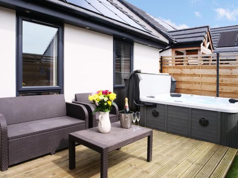 Hoxne Cottages - Daisy Cottage with private hot tub - B&B York
