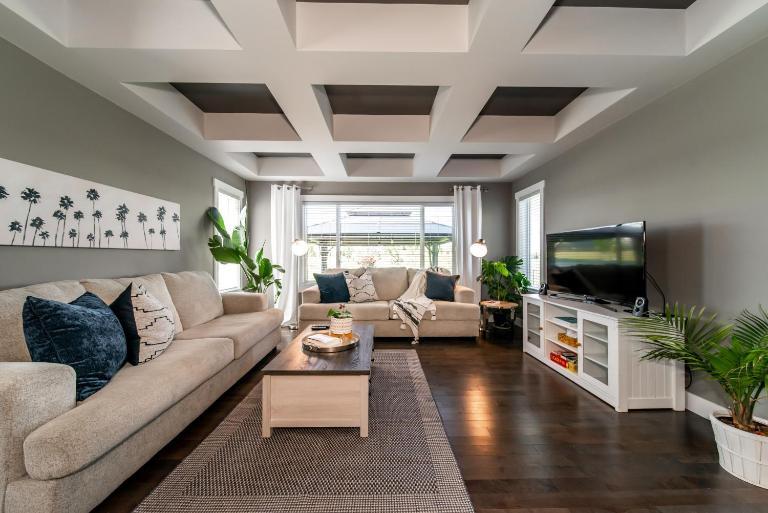 Amazing Luxe Home, AC, HUGE Yard, FirePit, Pet Friendly, Sleeps 10! - Bed and Breakfast Edmonton