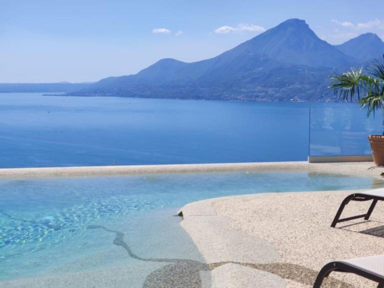 Villa Divina22 - APT Prima con piscina e vista lago - B&B Castelletto di Brenzone