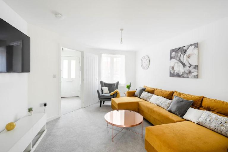 Fortified Three Bedroom Home Bristol - Bed and Breakfast Hallen