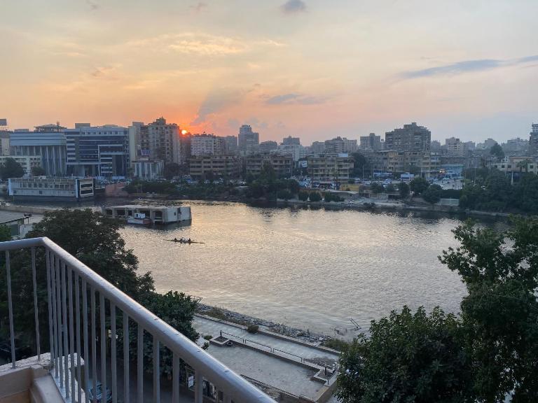 Nile View Apartment - Sleeps 4 & Balcony - B&B Cairo