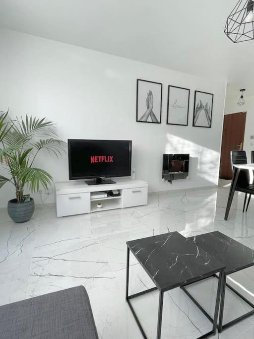 Grand F3 à 30mn de Paris - Terrasse + Parking privé - Bed and Breakfast Saint-Ouen-l'Aumône