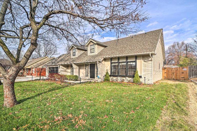 Immaculate 'Woodland View' Retreat w/ Hot Tub - B&B Tulsa