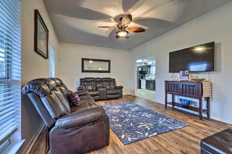 Ocean Springs Home w/ Sunroom ~ 5 Mi to Beach - Bed and Breakfast Ocean Springs
