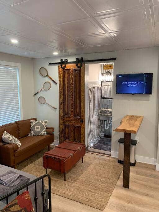 Refined Studio New Construction 1 Mile From Town - Bed and Breakfast Pittsburgh