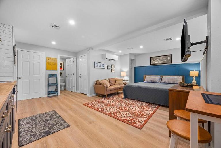 Trendy & Hip South Side Studio Walk to Downtown - B&B Pittsburgh