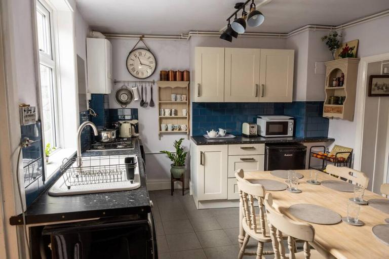 Spacious Charming Cottage near Lake and Sea - B&B Hornsea