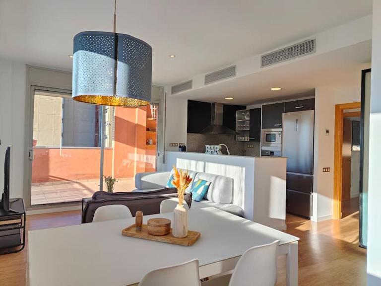 Large terrace luxury apartment - B&B Sant Adrià de Besòs