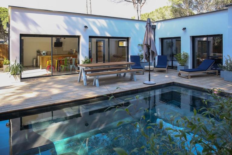 Contemporary house with heated pool in a magnificent pine forest - B&B Aigues-Mortes