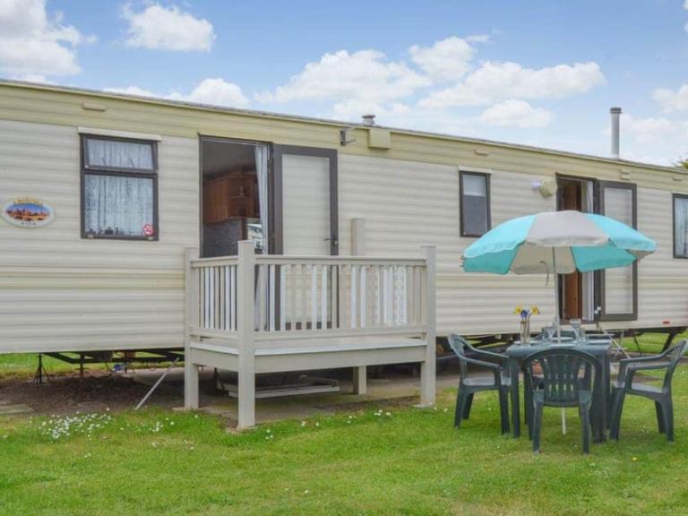 Norfolk Poppy Caravan - Sleeps 4 - WiFi and Sky TV Included - B&B Bacton