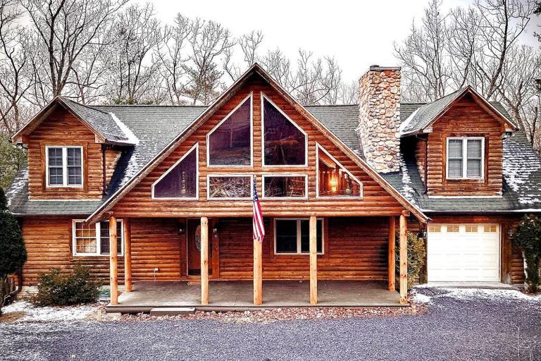 One of a Kind Rustic Log Cabin near Bryce Resort - Large Game Room - Fire Pit - Large Deck - BBQ - B&B Basye
