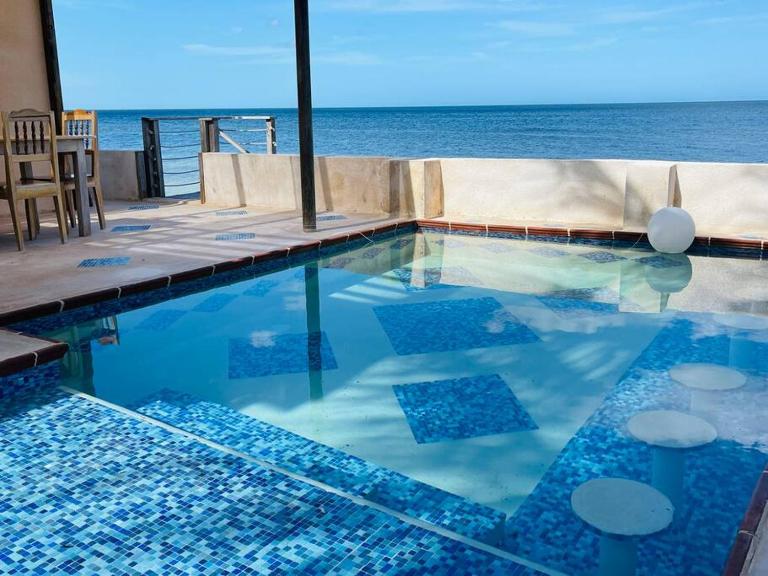 Gorgeous Oceanfront Villa Solana with Pool and Direct Beach Access - B&B Santa Clara