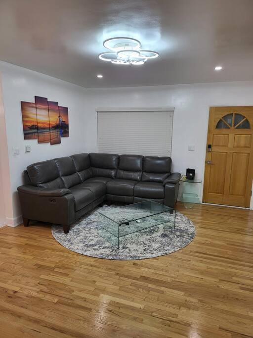 Luxury Modern Santa Monica Beach Unit! - B&B Los Angeles