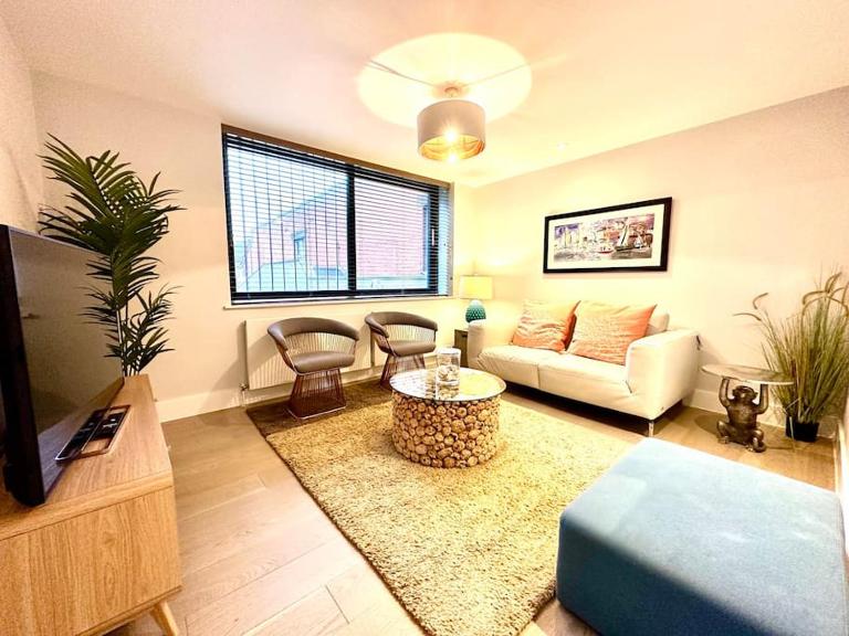 Luxury Apartment Next to the Beach New 2 Bedroom - Great Location - Fast WiFi - Smart TV - sleeps up to 4! Close to Purbeck, Corfe Castle, Sandbanks, Poole & Bournemouth - Chambres d'hôtes Swanage