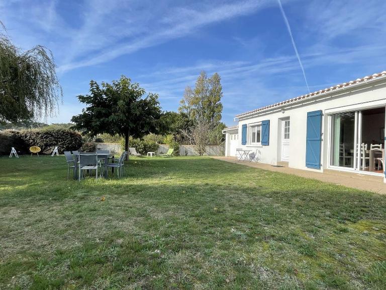 Maison avec Jardin Clos près de la Plage - 5 Couchages, 3 Étoiles, Ménage Inclus - FR-1-224B-474 - B&B Barbâtre