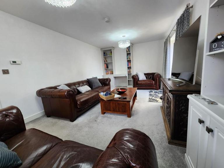 Spacious 3-bed Luxury Maidstone Kent Home - Wi-Fi & Parking - B&B Kent