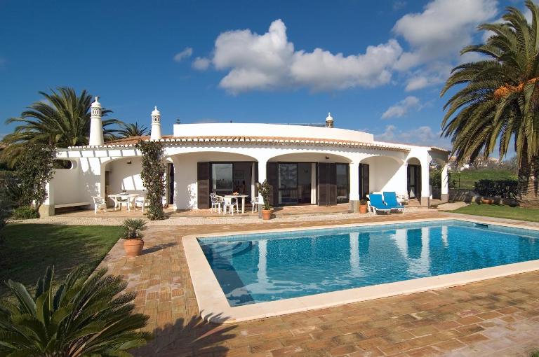 Villa Camena, private pool, sea view, residential area outside of the village Praia da Luz - Bed and Breakfast Senhora da Luz