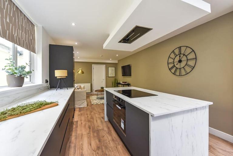 Modern Two Bed with En-Suites and Private Parking - B&B Cardiff