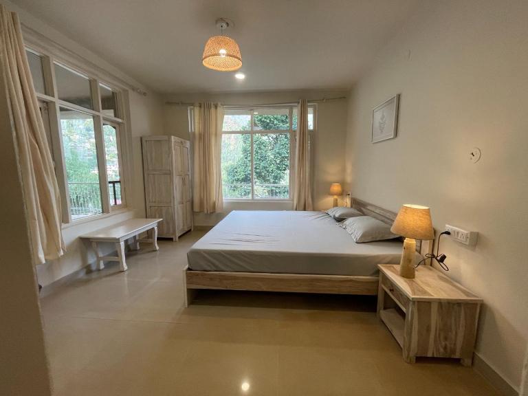 NomadGao Dharamkot - A social hotel with Coworking, fast Wifi, peaceful rooms, and great views - Close to Mcleodganj - B&B Mcleodganj