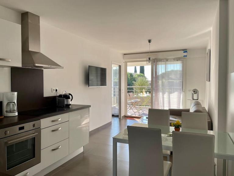 17 - Appartement neuf, parking terrasse et jolie vue - B&B Bandol