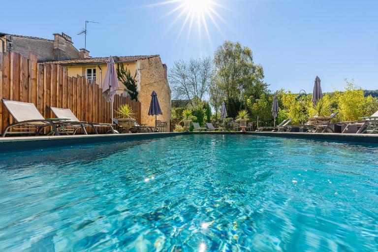 La Villa du 15 - Chambres indépendantes & autonomes du restaurant La Maison - clim et piscine chauffée - Lit King Size - B&B Les Eyzies-de-Tayac-Sireuil