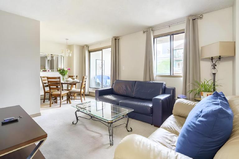 Entire Downtown Condo steps to Stampede and BMO with Parking, 1,5 hrs to Banff - B&B Calgary
