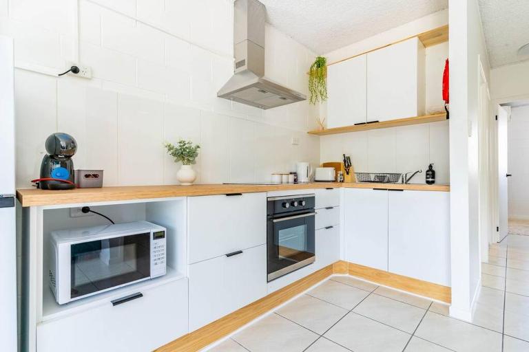 Little Coastal Haven apartment with a pool! - Chambres d'hôtes Cannonvale