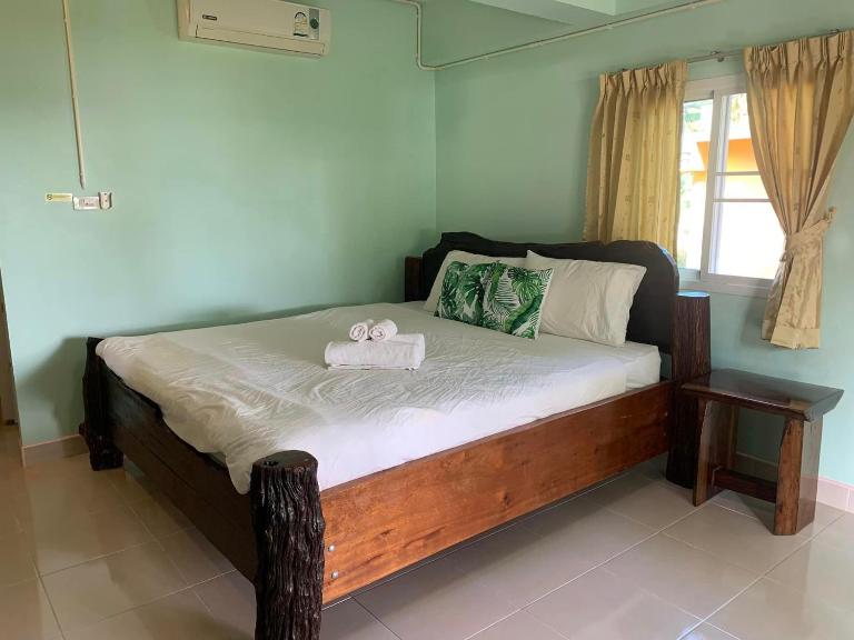 AtMyHomeStay Bangsaphan - Bed and Breakfast Bang Saphan