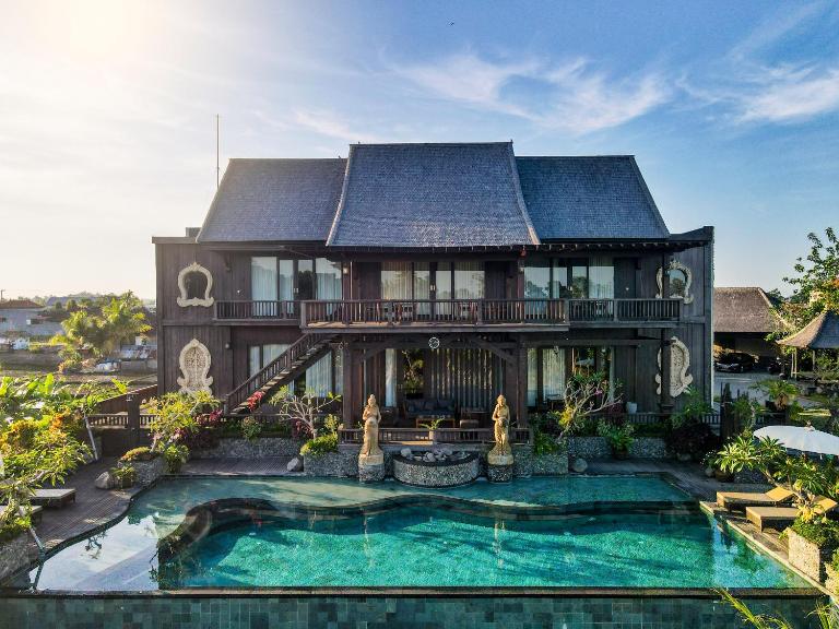 Royal Roco Villa - B&B Tanah Lot