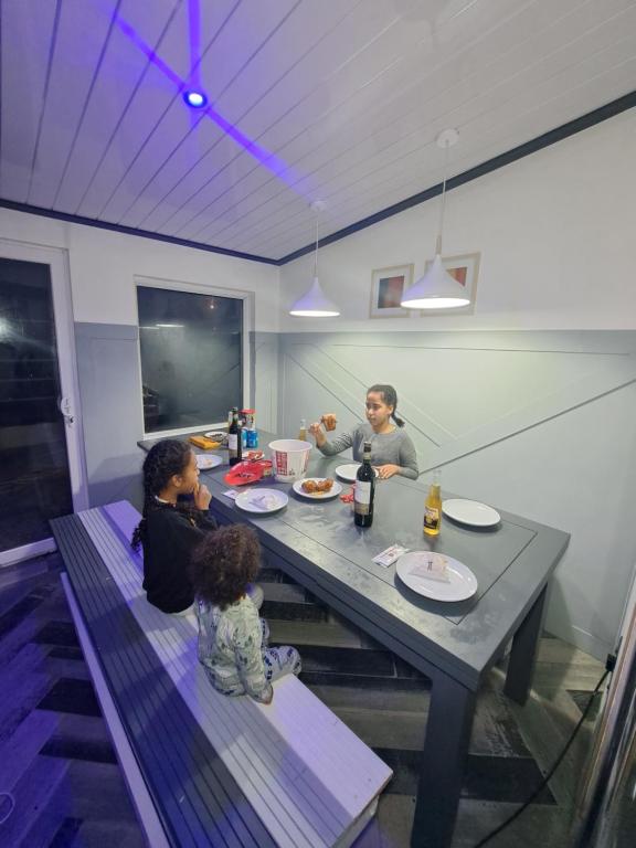 Family Holiday with Hot tub , Family groups only - B&B Blackpool