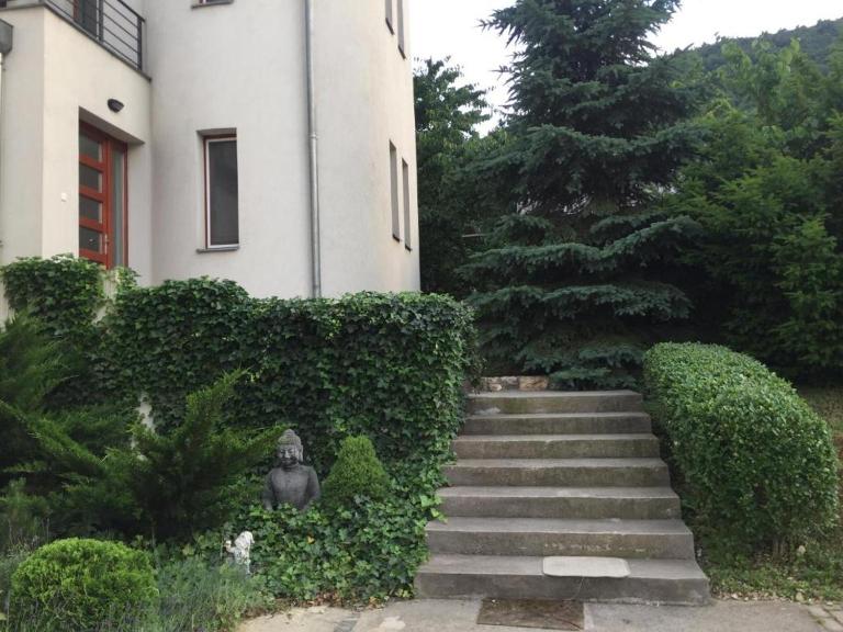 Maharaja Buda Villa Apartment - Private Parking and Garden - B&B Budapest