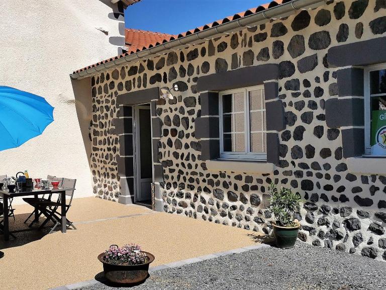 Gîte moderne à Arlempdes: spa, terrasse, grands espaces et visites culturelles - FR-1-582-107 - Bed and Breakfast Arlempdes